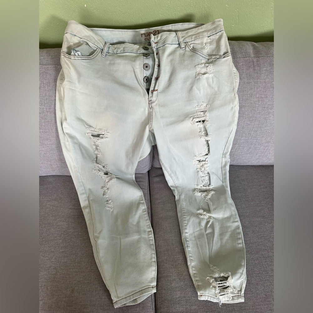 Distressed Light Wash Rue 21 Women 5 Button Jeans